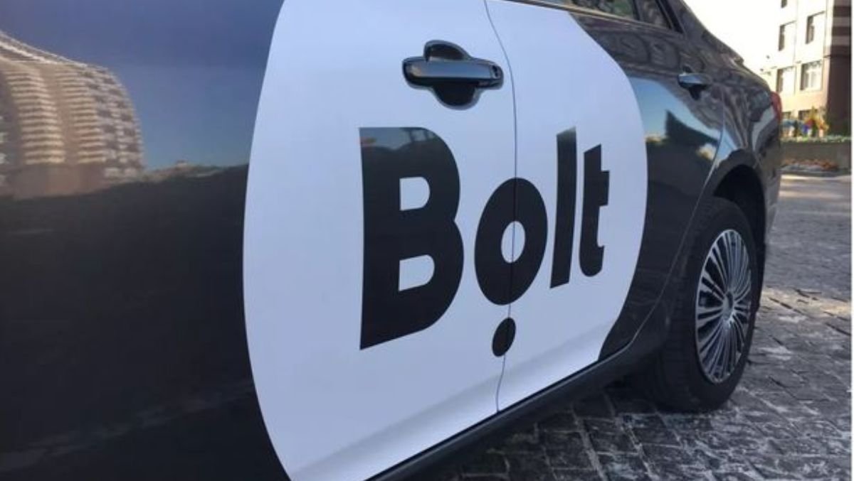 В Киеве таксист Bolt ударил по голове девушку, к которой приехал на вызов