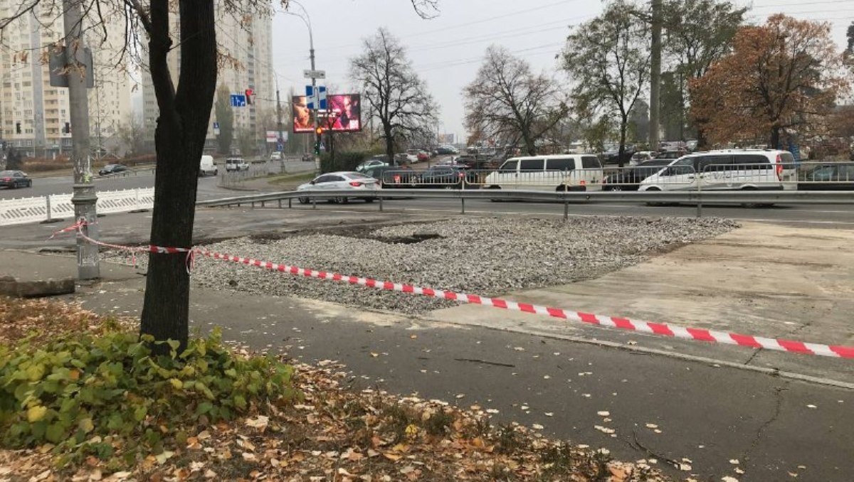В Киеве на Алишера Навои из-за прорыва трубы провалился асфальт: как место аварии выглядит сейчас
