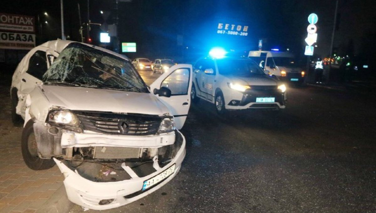 Под Киевом Renault влетел в маршрутку: водитель погиб