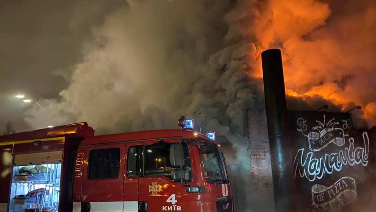 В Киеве на проспекте Победы сгорела пиццерия Mamamia