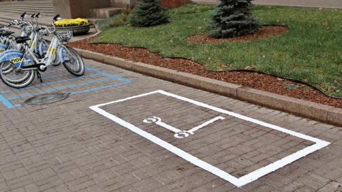 В Киеве появились первые парковки для электросамокатов