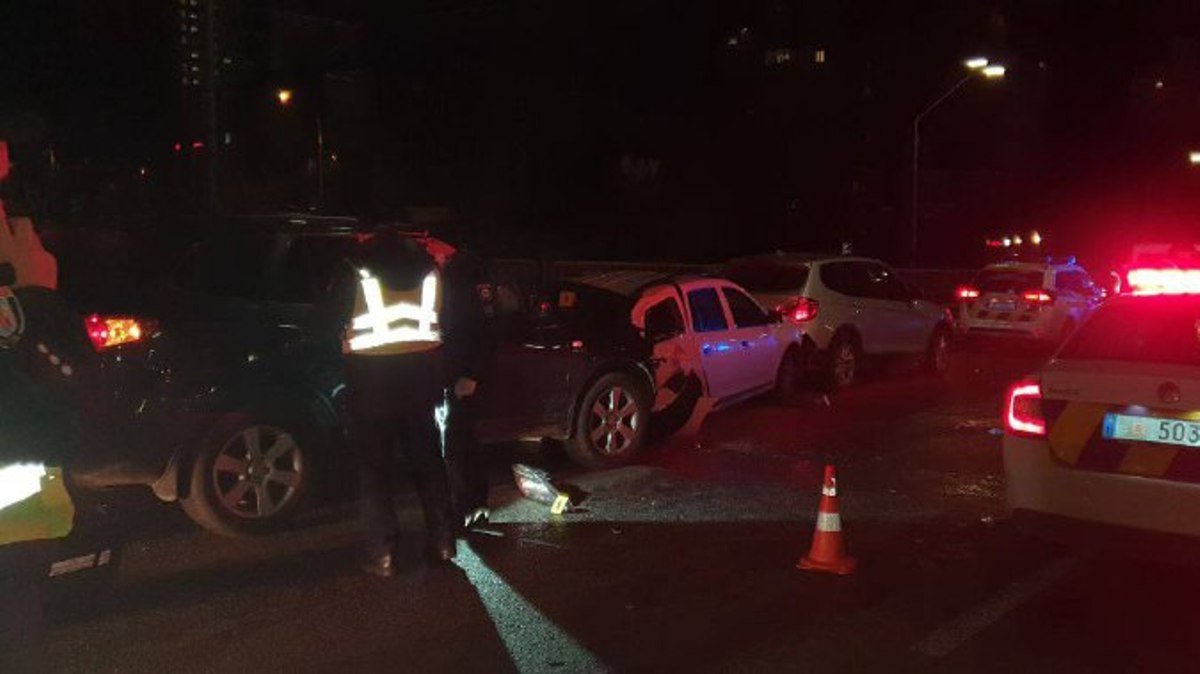 В Киеве Hyundai влетел место оформления ДТП и сбил двоих: патрульного зажало между двумя машинами