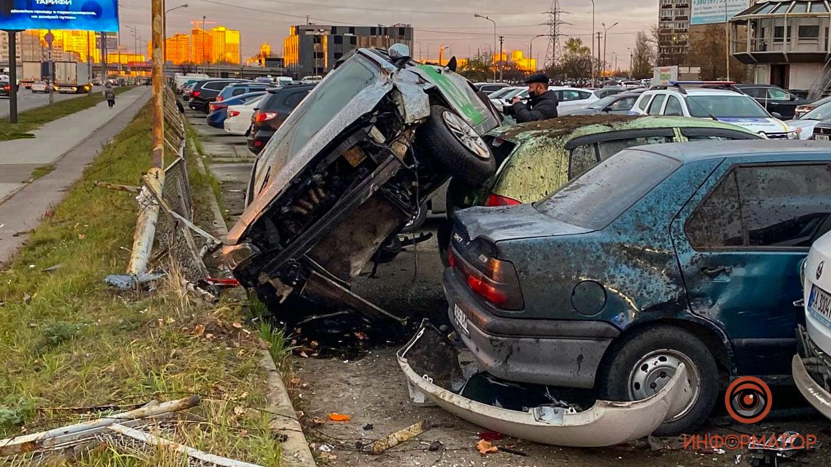 В Киеве таксист Bolt вылетел с дороги и разбил 6 припаркованных авто
