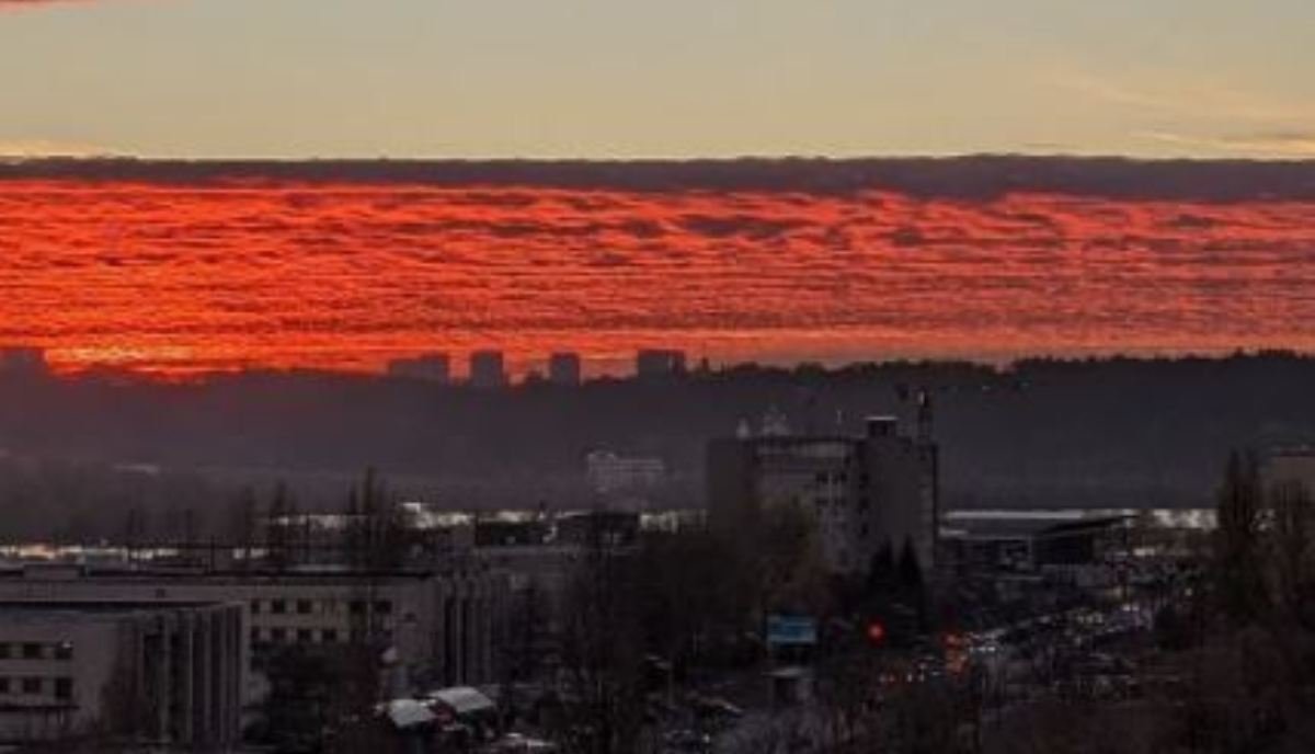 Над Киевом "загорелось" небо: в сети появились фото огненного заката