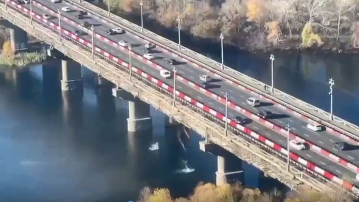 В Киеве с моста Патона начали обваливаться куски конструкции: видео