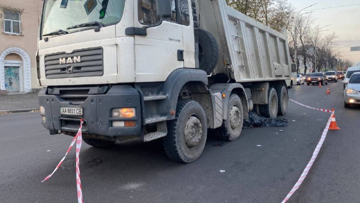 В Киеве женщина попала под колеса грузовика