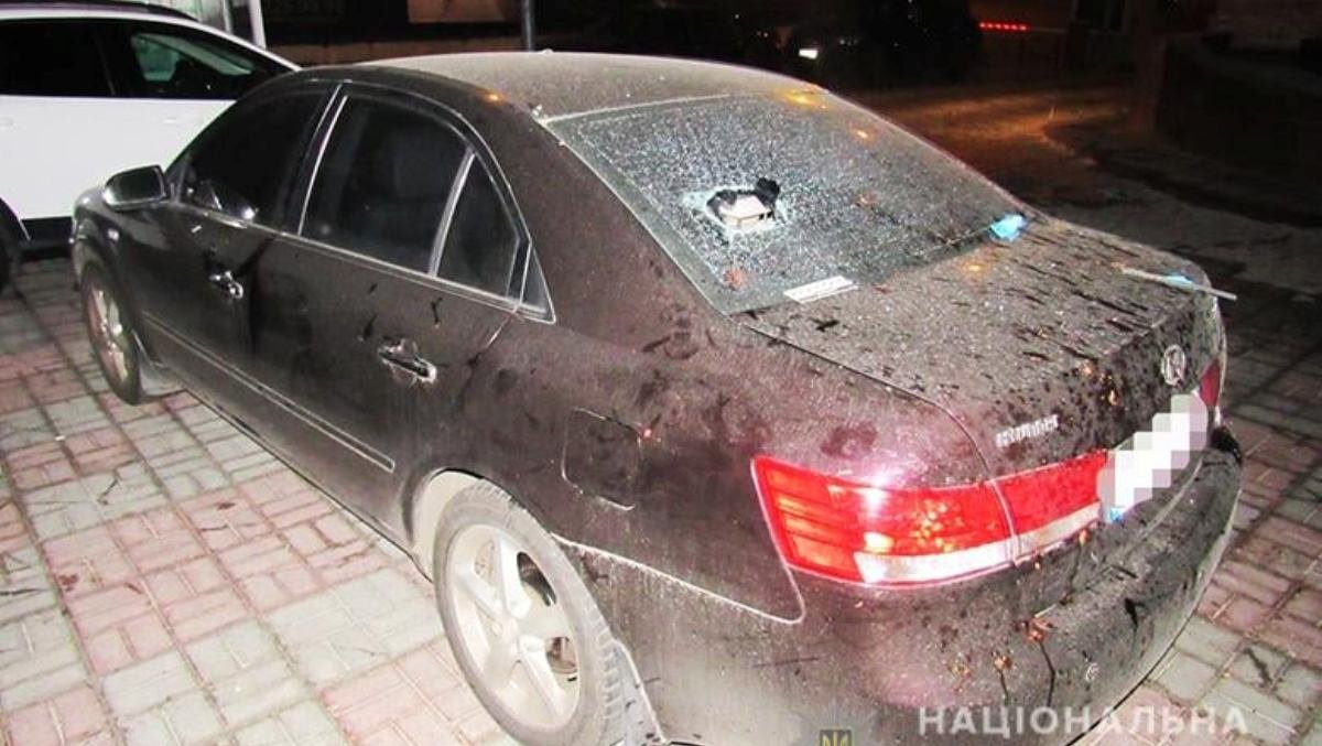 В Киеве мужчина выбрасывал из окна бутылки, банки и спортинвентарь на припаркованные автомобили