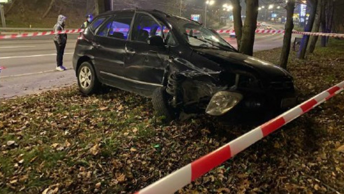 В Киеве водителю такси стало плохо за рулем: автомобиль слетел с дороги и остановился в дереве