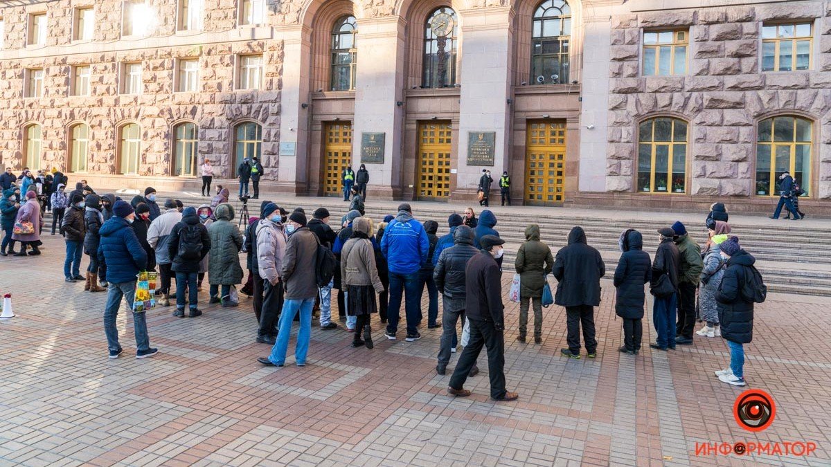 В Киеве под зданием мэрии собрались недовольные поднятием цен на проезд в транспорте