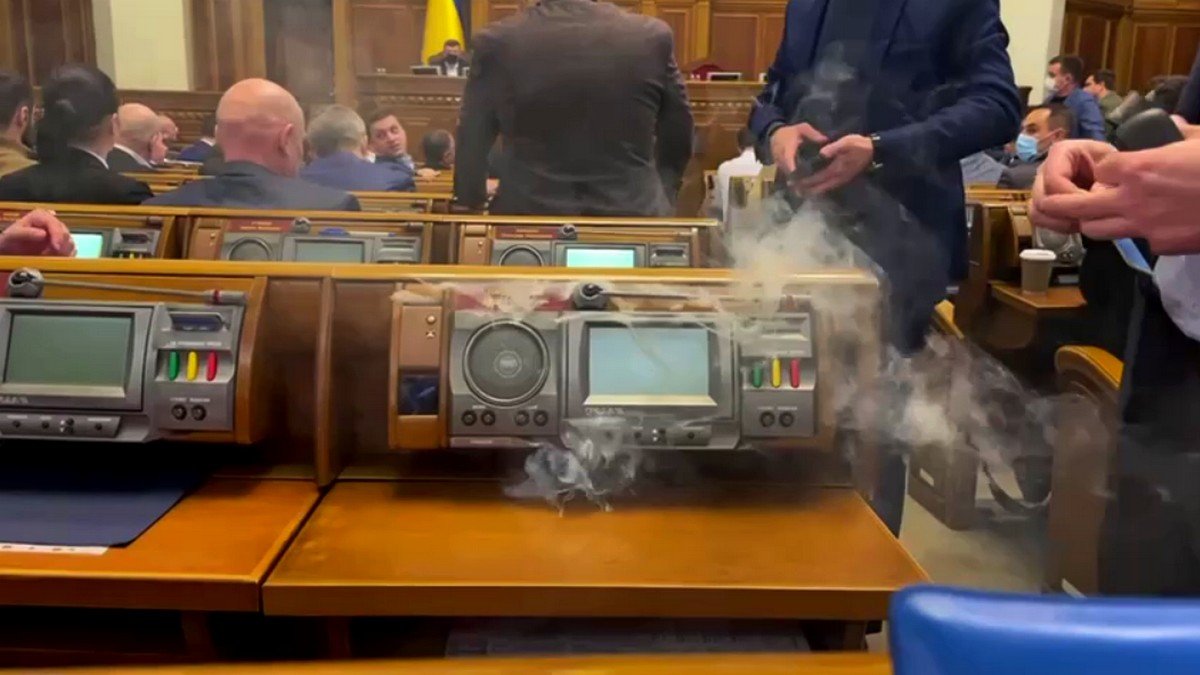 В Верховной Раде у депутата загорелся пульт для голосования: видео