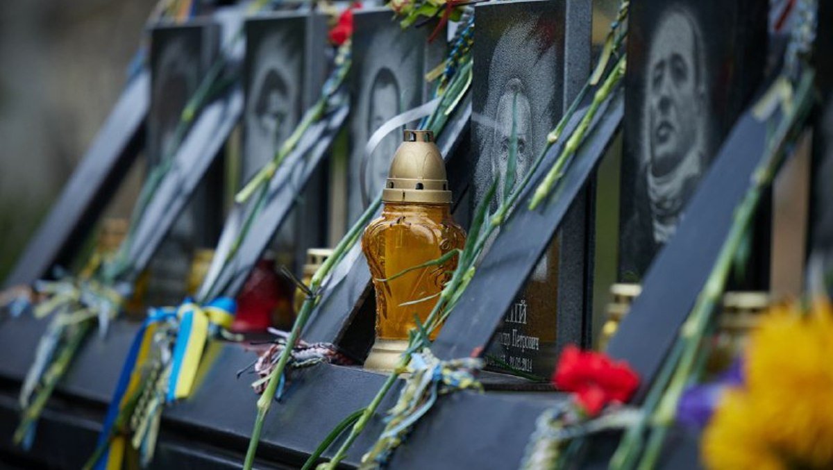 День Достоинства и Свободы 2022: в Киеве на Аллею Героев Небесной Сотни несут цветы