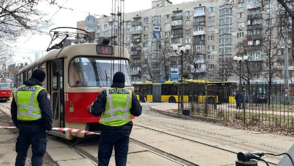 В Киеве под трамваем погибла женщина