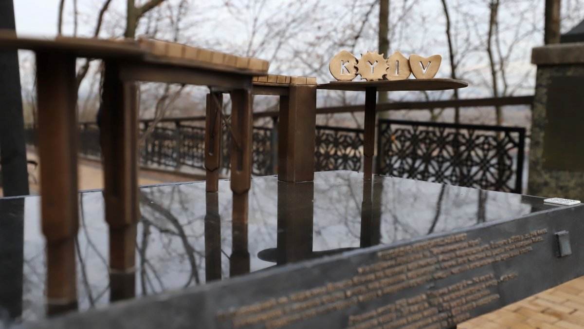 В Киеве на Владимирской горке открыли миниатюру пешеходно-велосипедного моста