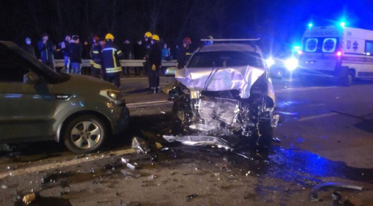 В Киеве на Минском проспекте столкнулись 4 машины: пострадавших увезла скорая