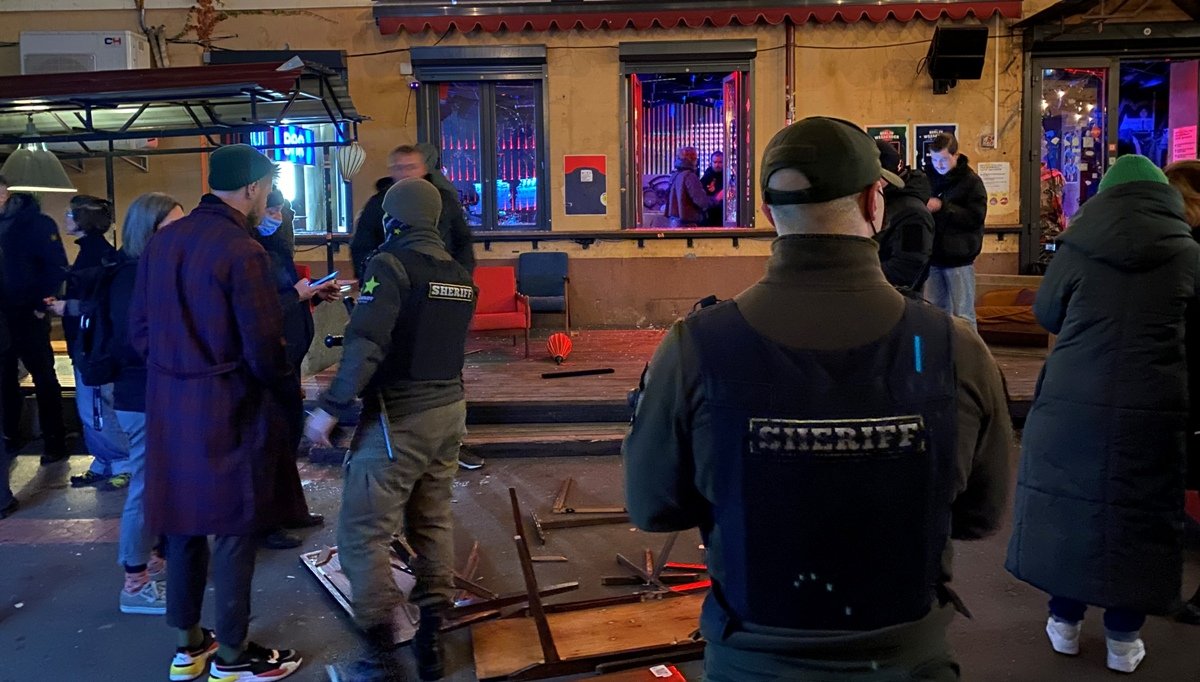 В Киеве напали на бар «Хвильовий»: разбили окна и залили слезоточивый газ