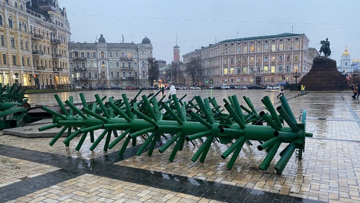 В Киеве на Софийской площади начали монтаж главной новогодней елки Украины
