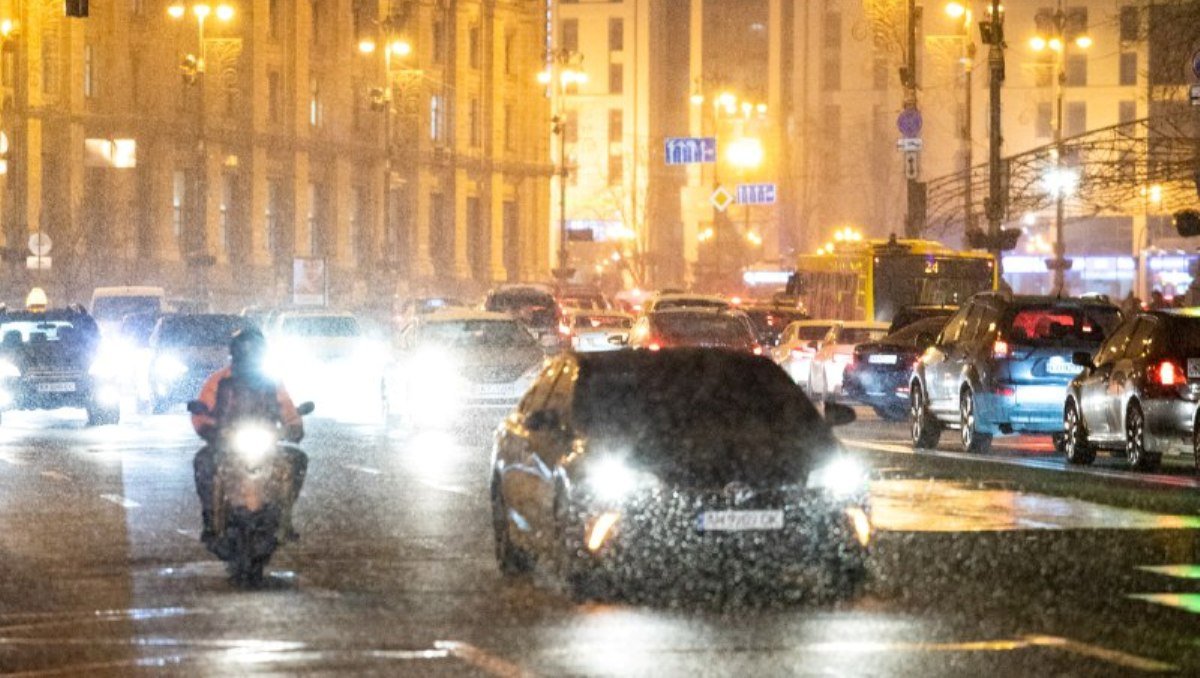 Киев готовится к ухудшению погодных условий: шквалы ветра, снег и гололед