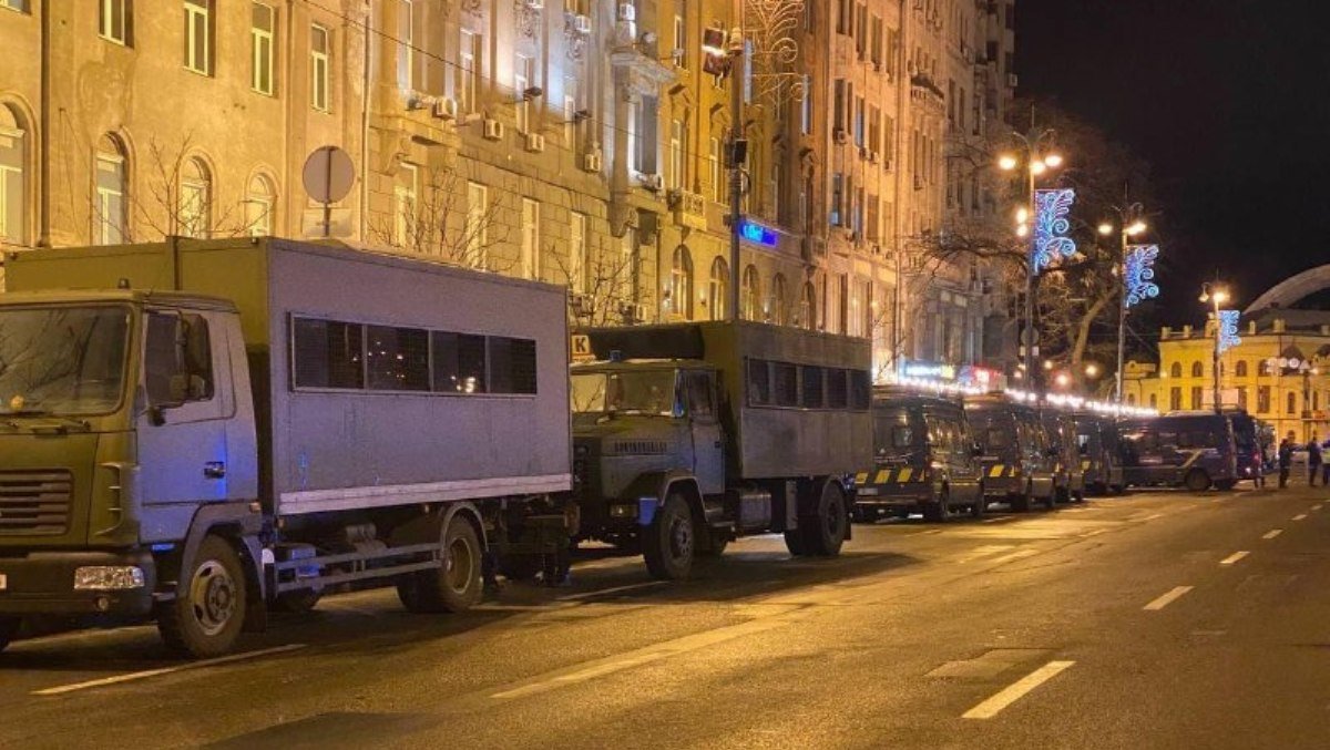 В Киеве перекрыли Крещатик от Европейской площади и стянули силовиков на Майдан