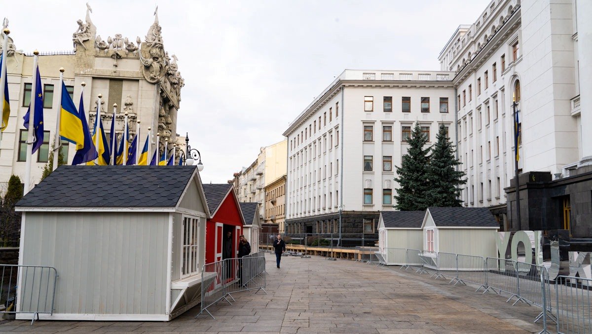 В Киеве на Банковой начали монтаж катка и новгодней ярмарки