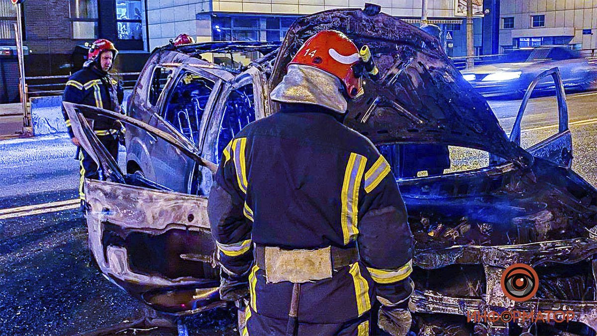В Киеве Peugeot влетел в бетонный отбойник и загорелся: видео момента ДТП