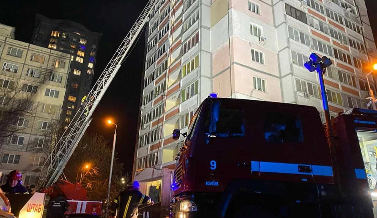 В Киеве из-за горящей квартиры в многоэтажке эвакуировали 30 человек