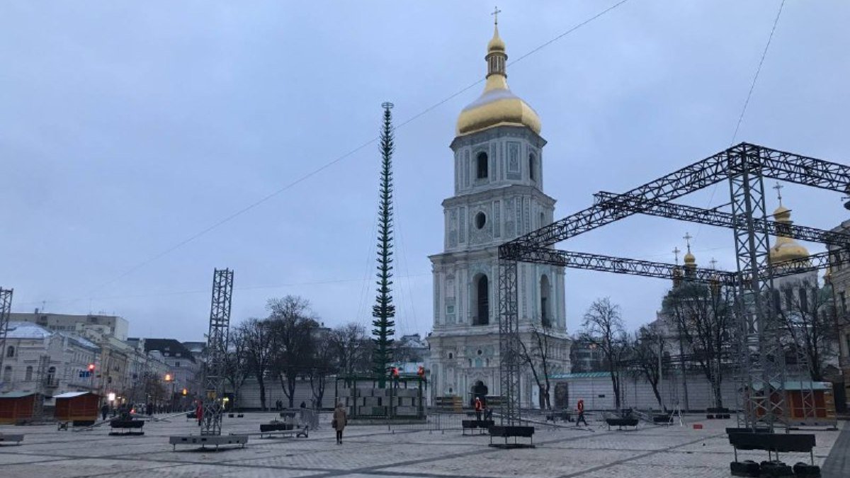 Каркас елки, каток и первые домики для ярмарки: как проходит подготовка к Новому году 2022 на Софийской площади