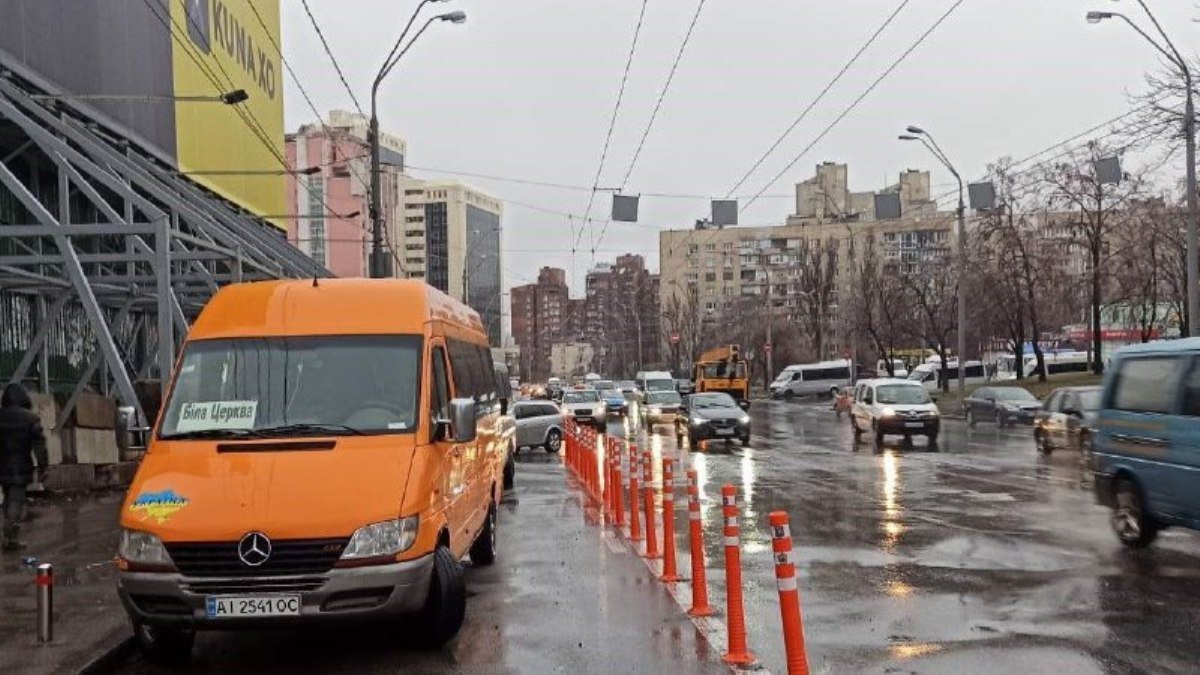 В Киеве на Лыбедской установили новые делиниаторы возле остановки маршруток