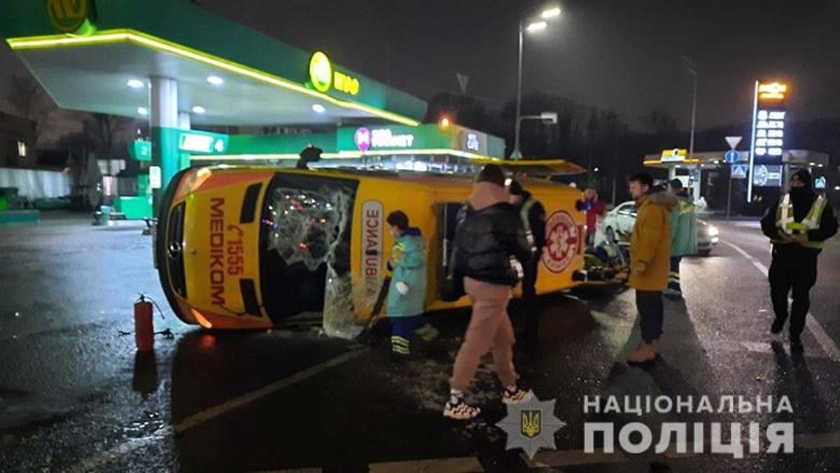 В Киеве Chevrolet не пропустил "скорую", которая ехала на вызов : карета неотложки перевернулась