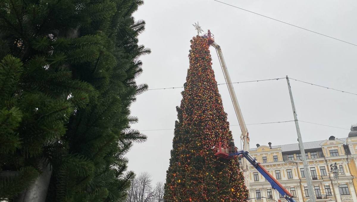 В Киеве у главной елки страны появилась звезда: как проходит монтаж новогоднего городка на Софийской