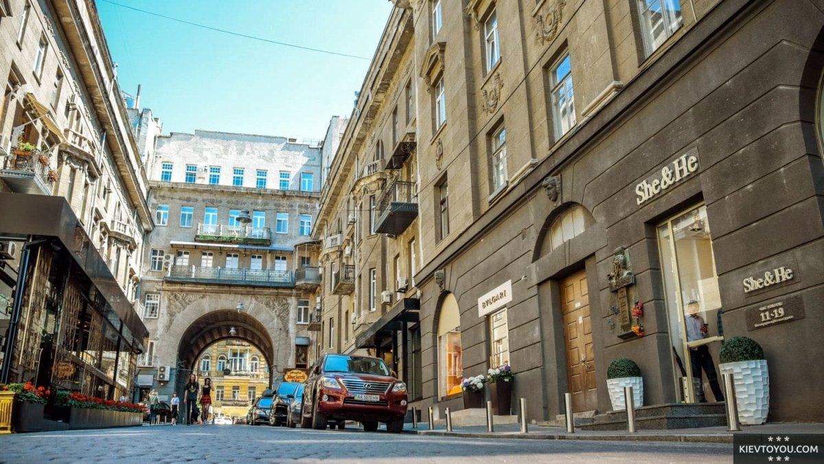 В Киеве на Крещатике Пассаж с элитными бутиками превратят в парковку