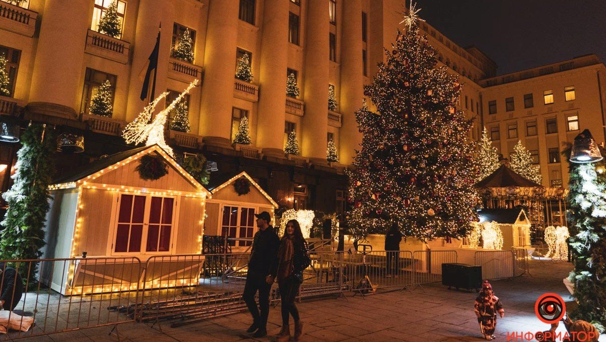 В Киеве на Банковой поставили елку и зажгли иллюминацию: как выглядит новогодний городок возле ОП
