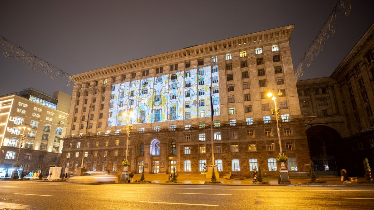 В Киеве на здании мэрии засиял крымскотатарский орнамент: что он значит
