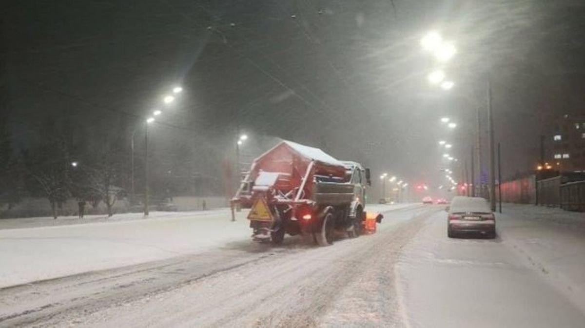 Киев заметает снегом, а ночью ударит мороз: коммунальщики начали усиленную обработку дорог