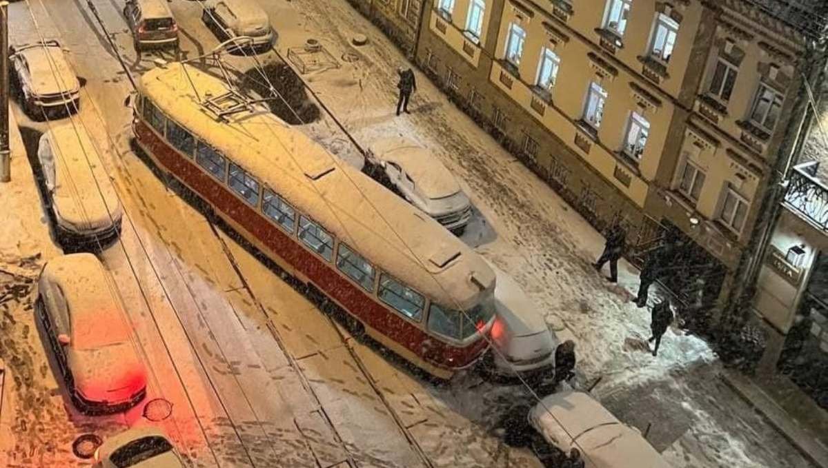 В Киеве на Подоле с рельсов сошел трамвай, задев припаркованное авто: образовалась пробка