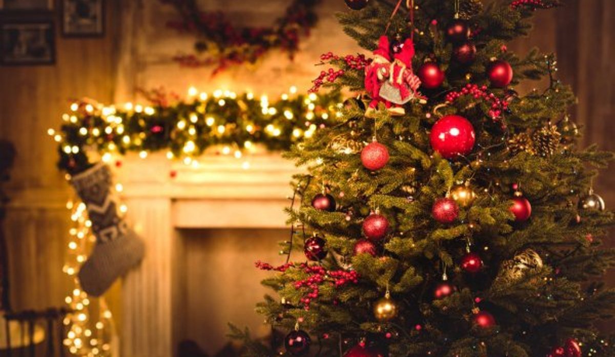Чем опасна новогодняя елка в доме и какие правила нужно знать во время ее установки