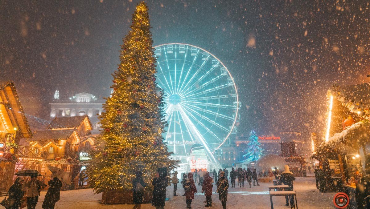 В Киева открылась еще одна праздничная локация «Різдво на Подолі»: репортаж с заснеженной Конрактовой