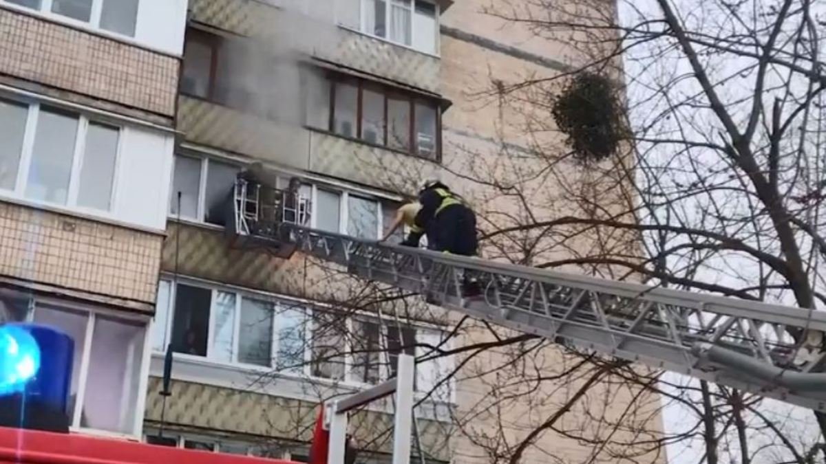В Киеве из горящей квартиры спасли двух женщин