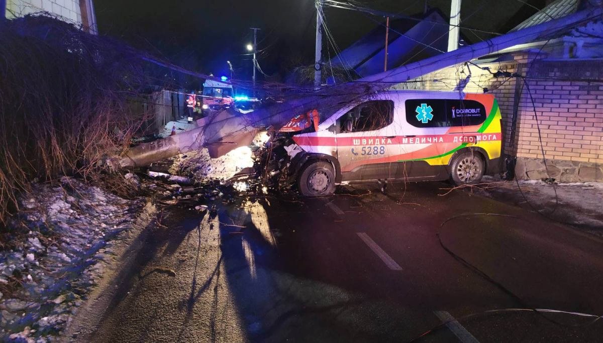 Под Киевом на Софиефской Борщаговке "скорая" въехала в столб: электроопора упала на машину неотложки
