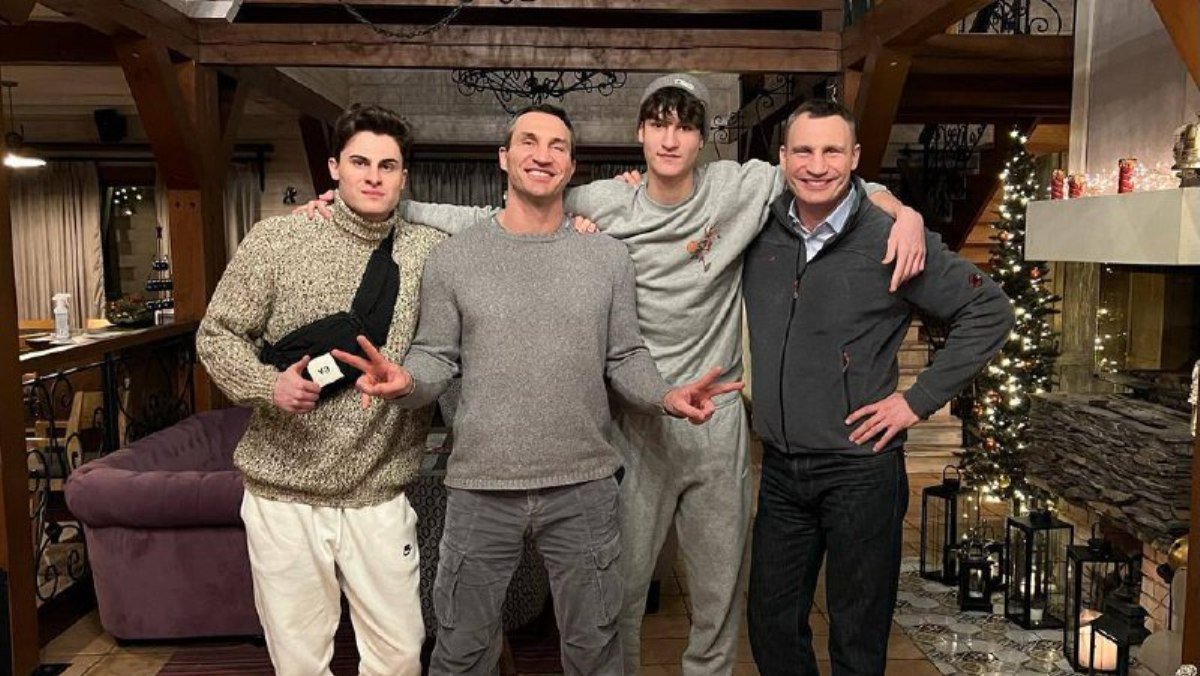 Два поколения: Кличко опубликовал семейное фото с сыновьями и братом