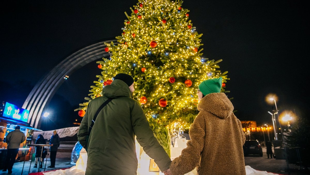 В Киеве открыли еще одну новогоднюю локацию: как сейчас выглядит Арка Дружбы народов