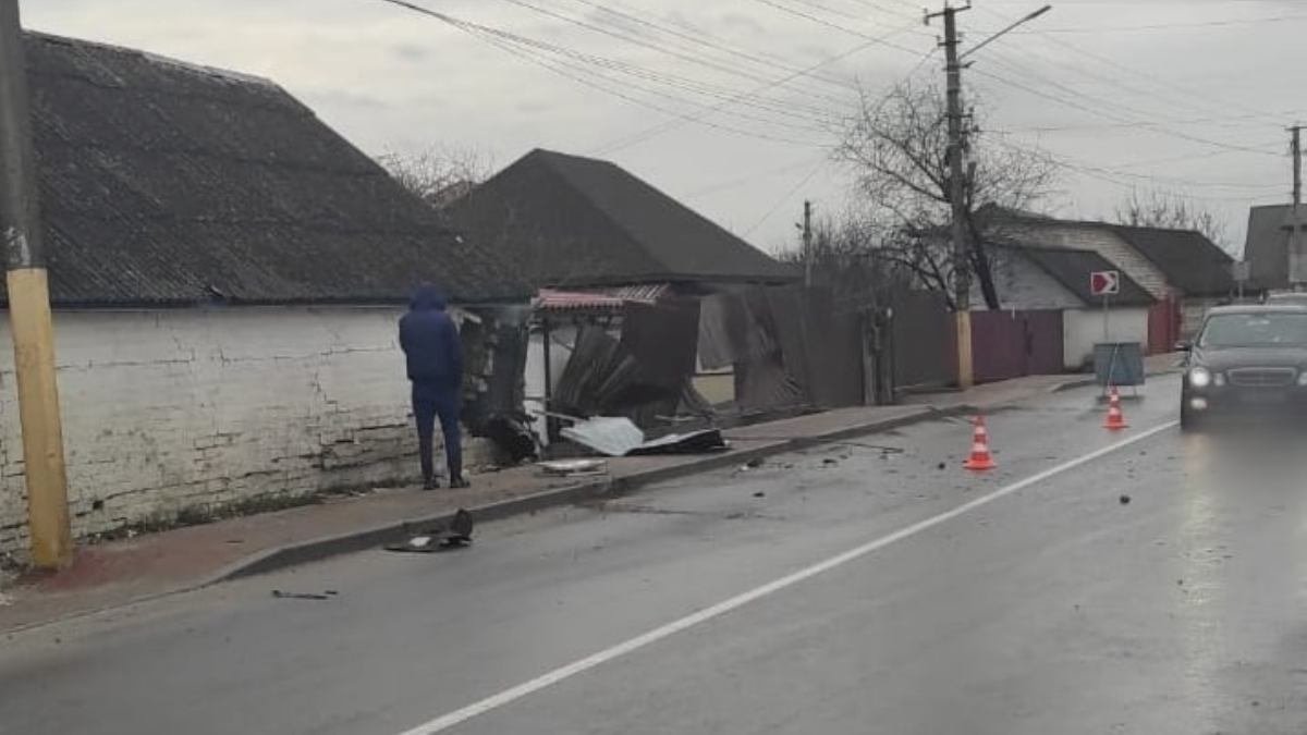 Под Киевом Lexus влетел в дом и протаранил два забора: водителя увезла скорая