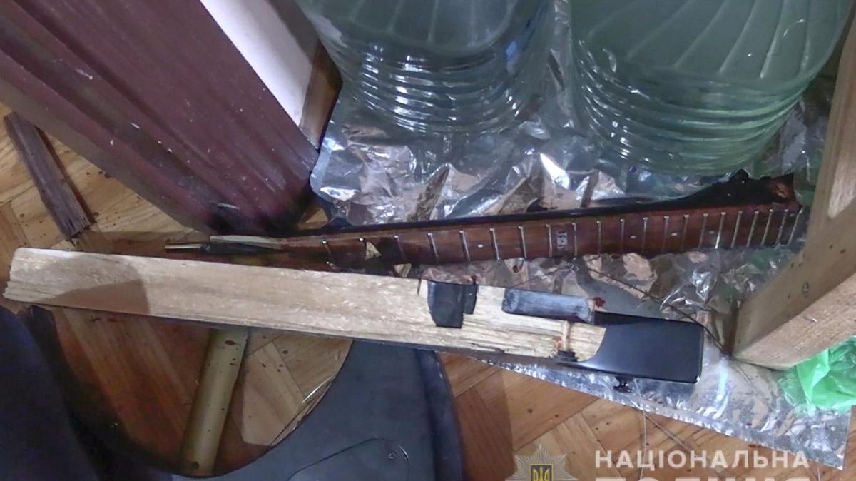 В Киеве мужчина до смерти забил стулом и гитарой свою мать и выбросился из окна