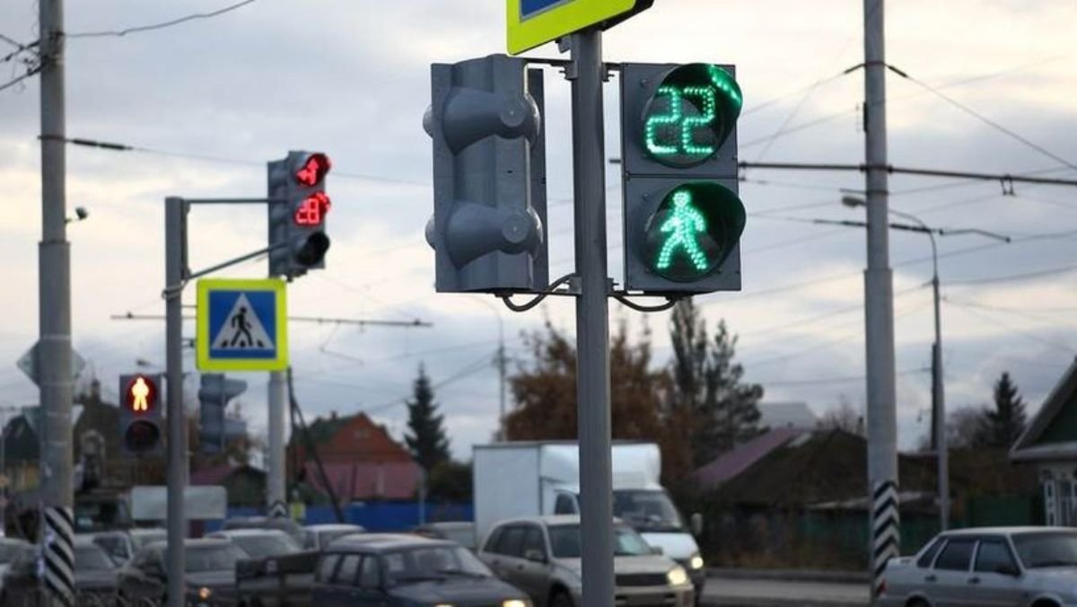 В Киеве в Голосеевском районе новая схема движения: где установили новые светофоры и дорожные знаки