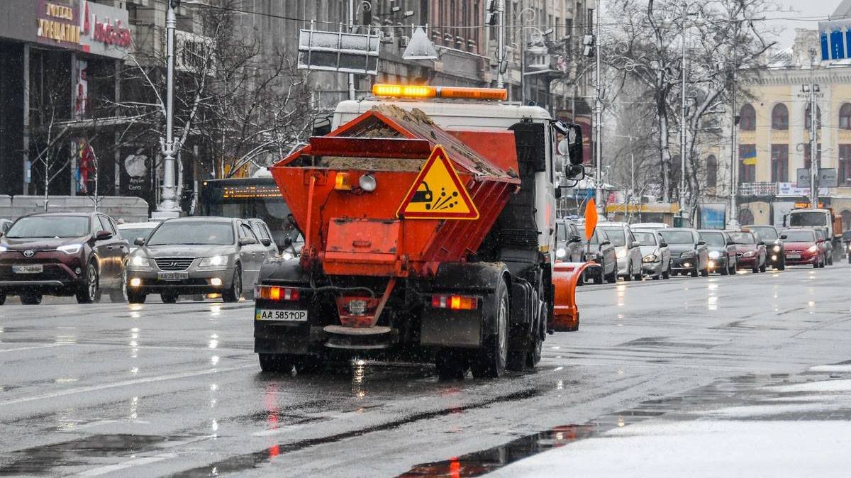 На выходных в Киеве ожидаются снегопады: в городе дежурит почти 200 единиц спецтехники