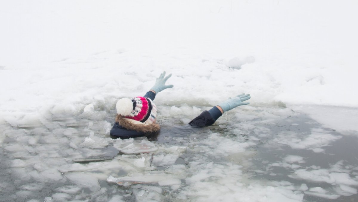 Как не провалиться под лед и спастись, если это случилось