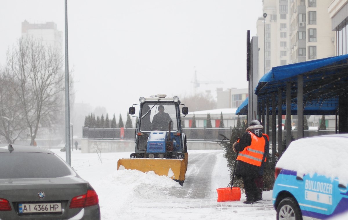 Синоптики прогнозируют снегопад в Киеве до конца суток: как в городе борются со стихией