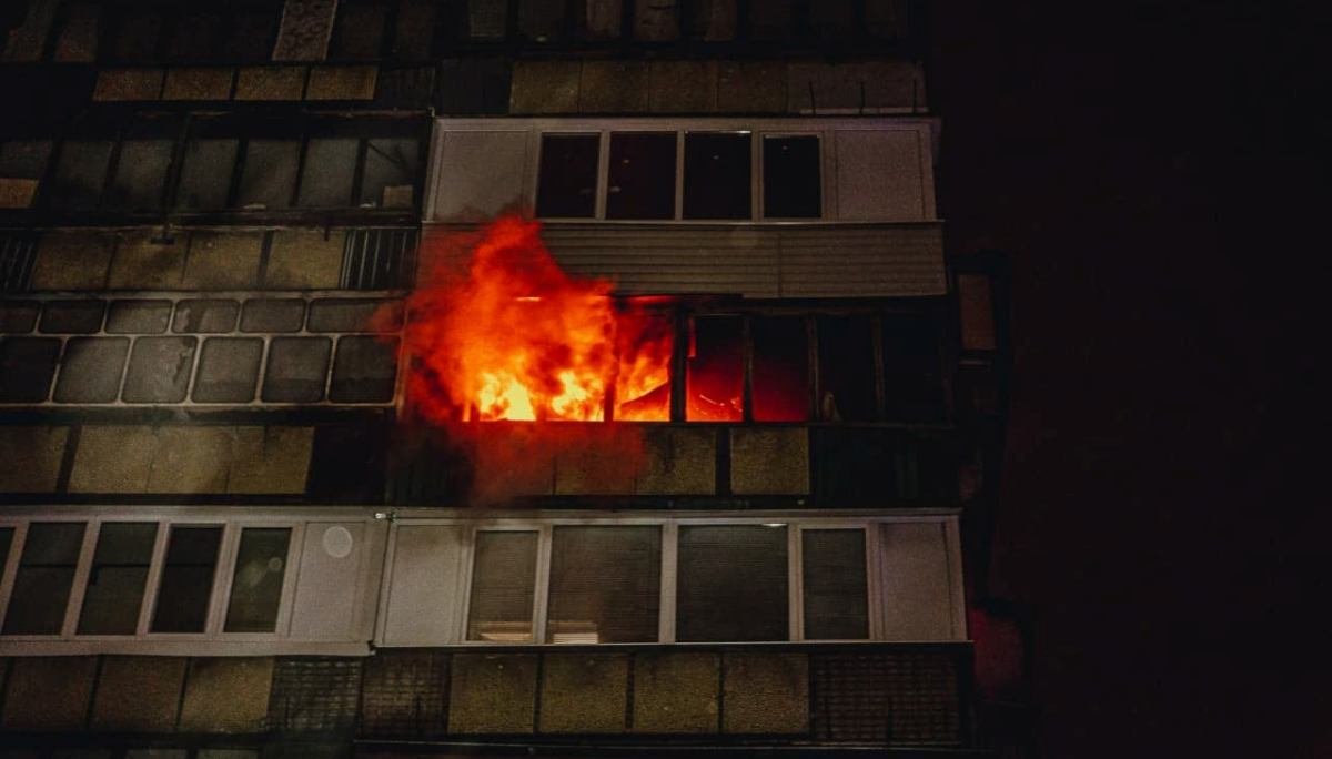 В Киеве из горящей квартиры на 7 этаже выпрыгнул мужчина: его тело нашли рядом с домом