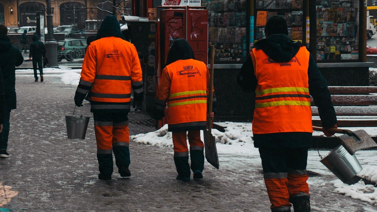 В Киеве продолжается интенсивная уборка снега: работают почти 4,5 тысячи коммунальщиков