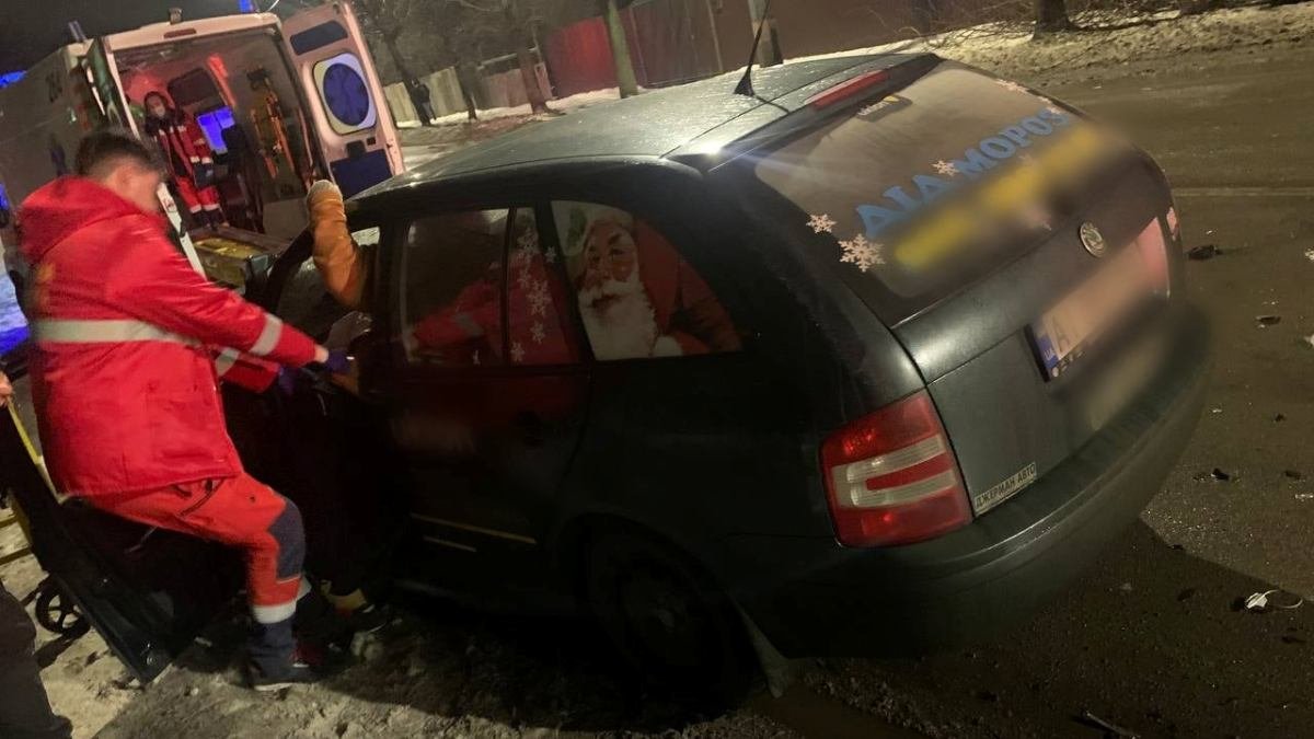 Под Киевом грузовик сбил Деда Мороза: мужчину зажало в автомобиле