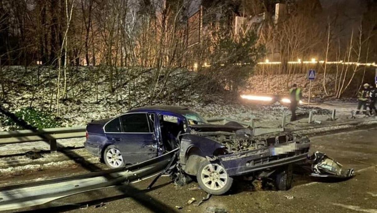 В Киеве на Окружной отбойник насквозь прошил BMW: водитель погиб на месте, пассажиров увезла скорая